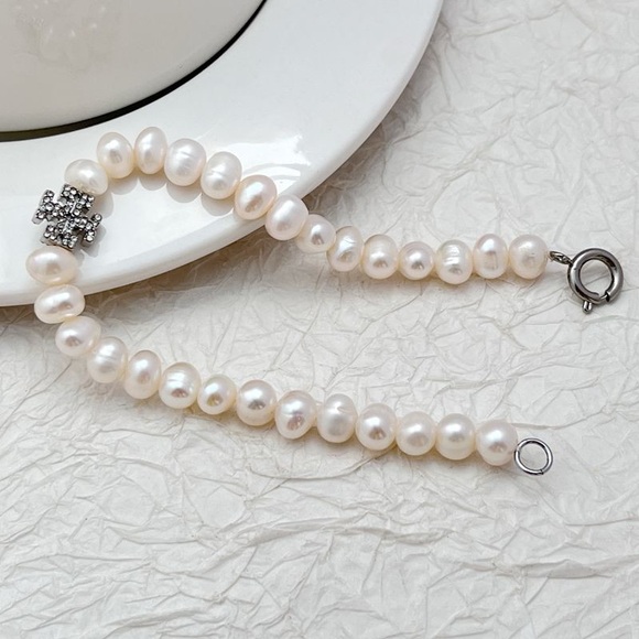 Tory Burch Elegant Pearl bracelet with Silver tory Burch logo with diamond - Picture 5 of 6